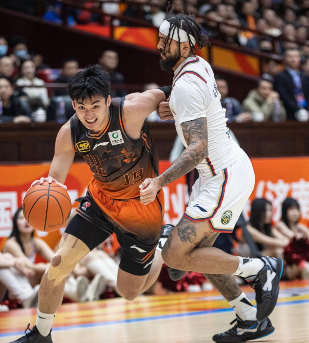 清晨里昂备战CBA季后赛，造点机会细节曝光，震撼外界，身体对抗强度拉满的简单介绍